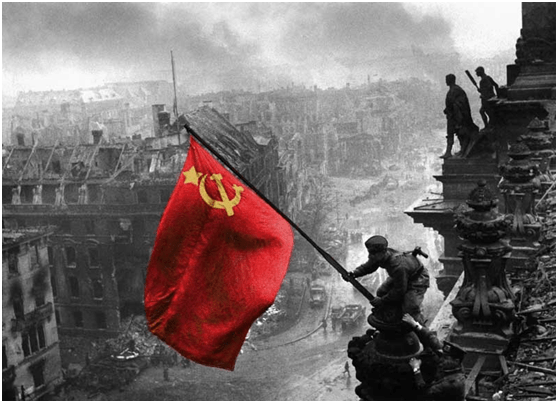 Στον κόσμο του πολέμου, να υψώσουμε τις σημαίες την κομμουνιστικής απελευθέρωσης!