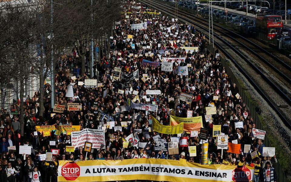 ΝΑΡ: Αλληλεγγύη στην Απεργία των Εκπαιδευτικών στην Πορτογαλία | Solidariedade com a greve dos profissionais da educação em Portugal