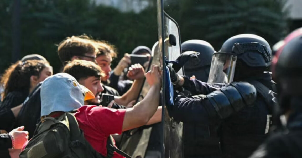 Σχόλιο νΚΑ: Σε όλη την Ευρώπη, η νεολαία εξεγείρεται για μια καλύτερη ζωή!